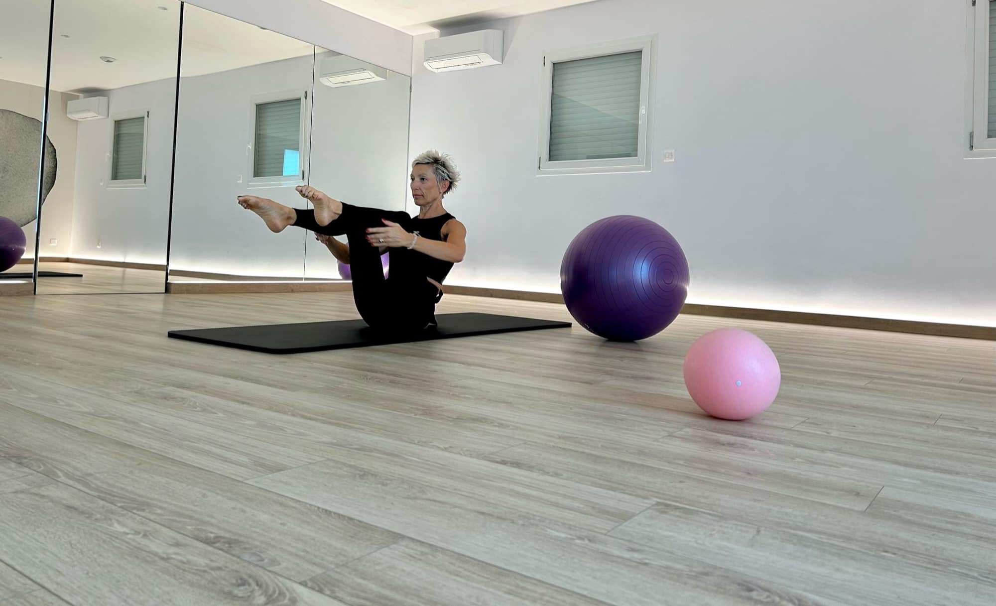 Catherine Commenge en cours de Pilates dans la salle Le Boudoir à Montélier